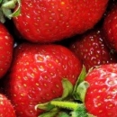 夏季水果种类多，多吃草莓好处多