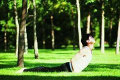 推荐几种适合男士养生保健的瑜伽运动